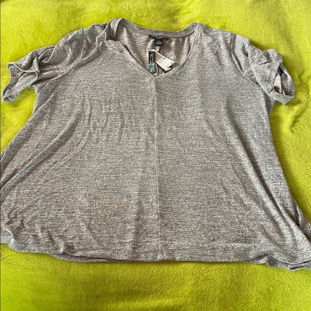 Chelsea & Theodore Heather Gray V-Neck Short Sleeve Tee